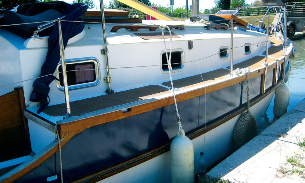 Exploring the 8721G-G Mega Gloss Marine Topside Polyurethane Enamel: A Comprehensive Review