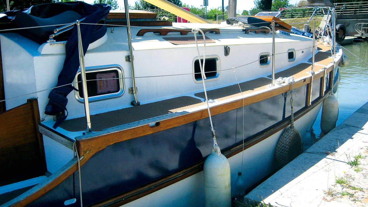 Exploring the 8721G-G Mega Gloss Marine Topside Polyurethane Enamel: A Comprehensive Review