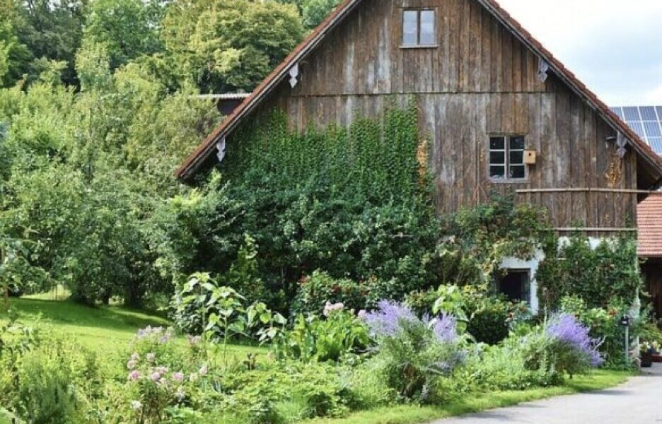 Tips for Choosing the Perfect Paint Colors for Your Old Farmhouse