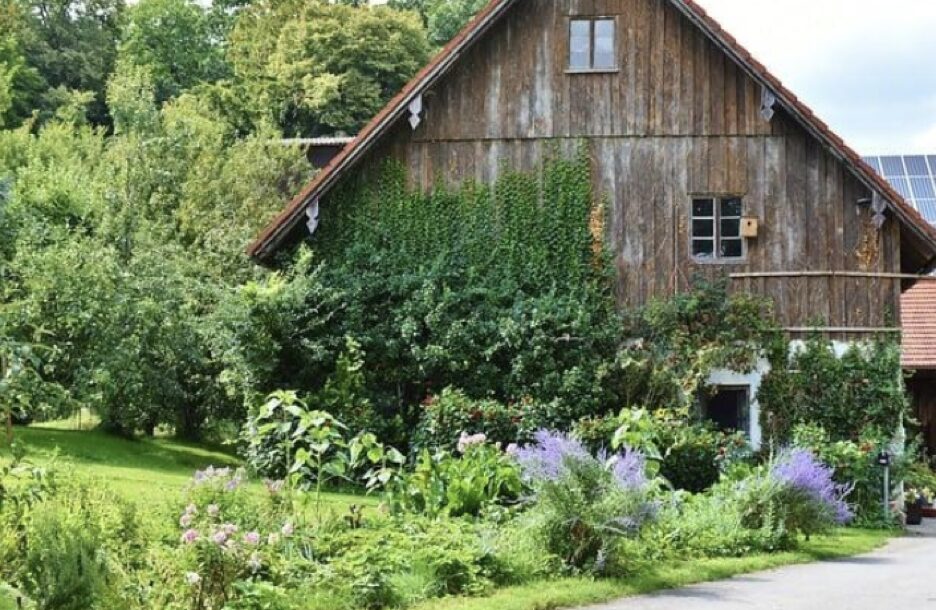 Tips for Choosing the Perfect Paint Colors for Your Old Farmhouse