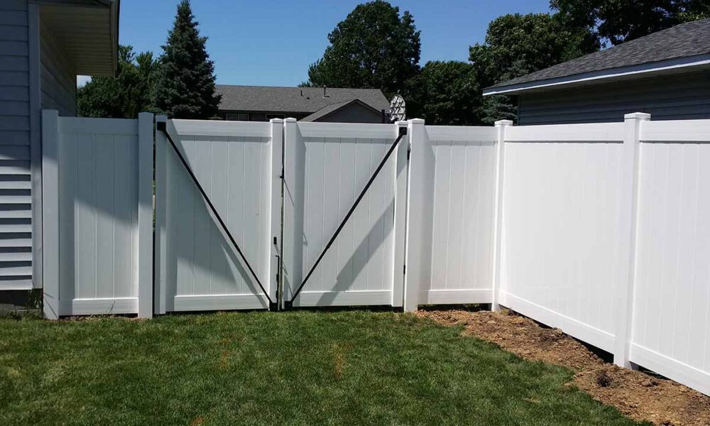 How to Choose the Right Vinyl Fences and Gates for Your Yard