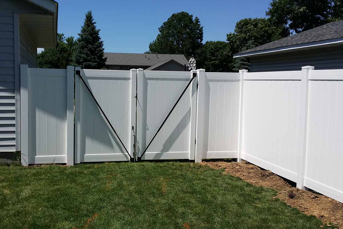 How to Choose the Right Vinyl Fences and Gates for Your Yard